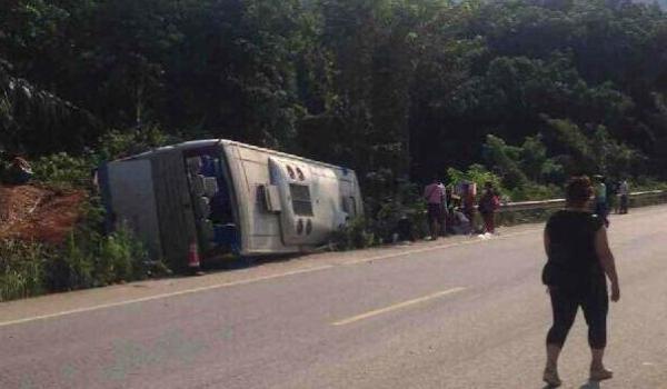 Bus carrying 34 Yunnan Thailand tourists due to scratching in Xishuangbanna rollover, 1 dead, 4 injured